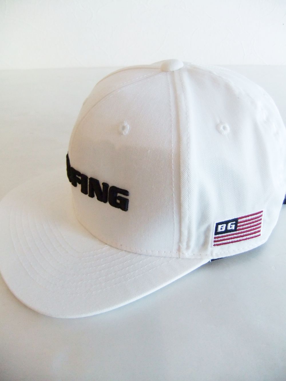 MENS BASIC FLAT VISOR CAP （ホワイト） ロゴ フラットキャップ
