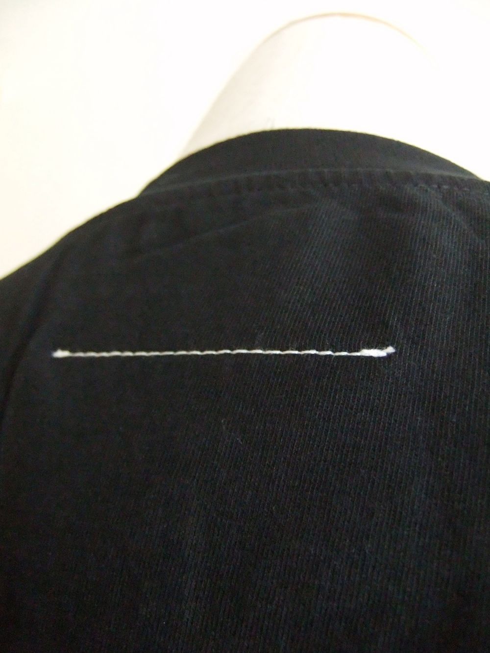 《MM➅》 Maison Margiela  6 LOGO PRINT T-SHIRT (ブラック) ロゴTシャツ
