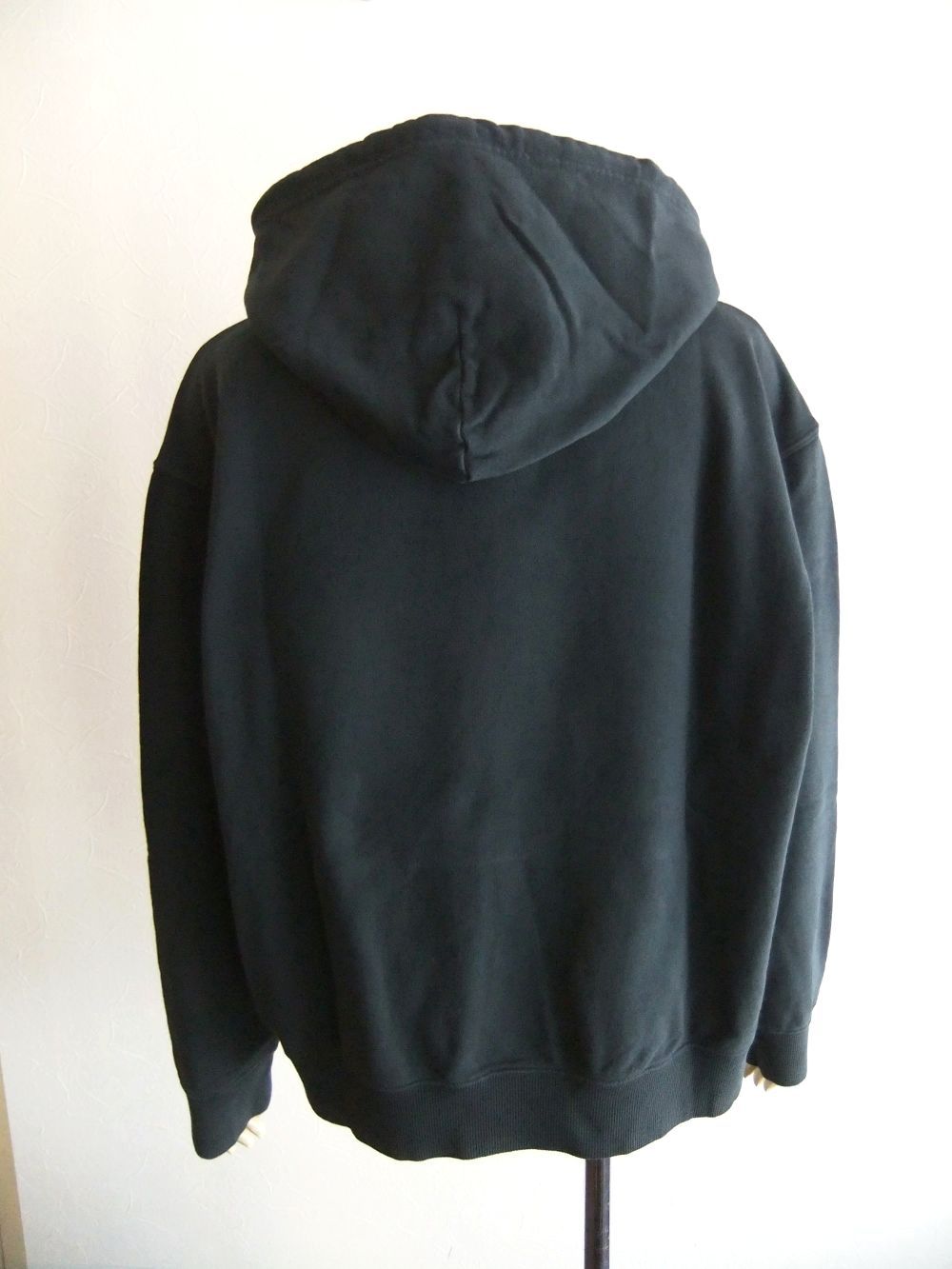 《MM➅》 Maison Margiela  (ブラック)  ロゴ プルオーバー パーカー