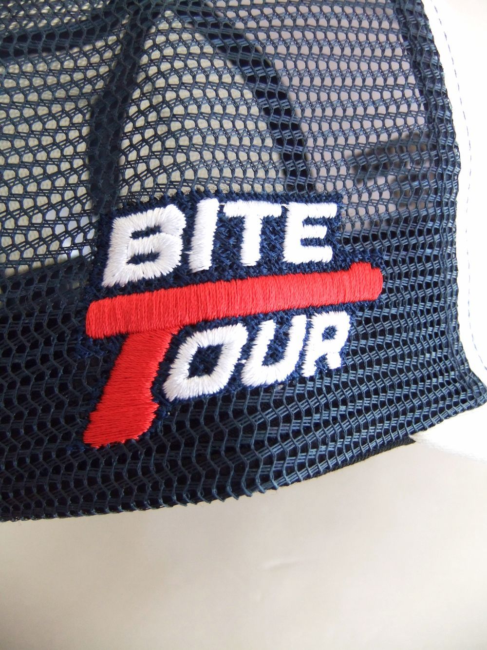 RED IRON MESH CAP  (ホワイト)   ロゴ入りキャップ    RSA-24005