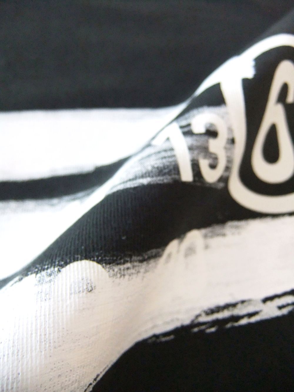 《MM➅》 Maison Margiela  6 LOGO PRINT T-SHIRT   (ブラック)  ナンバリングTシャツ