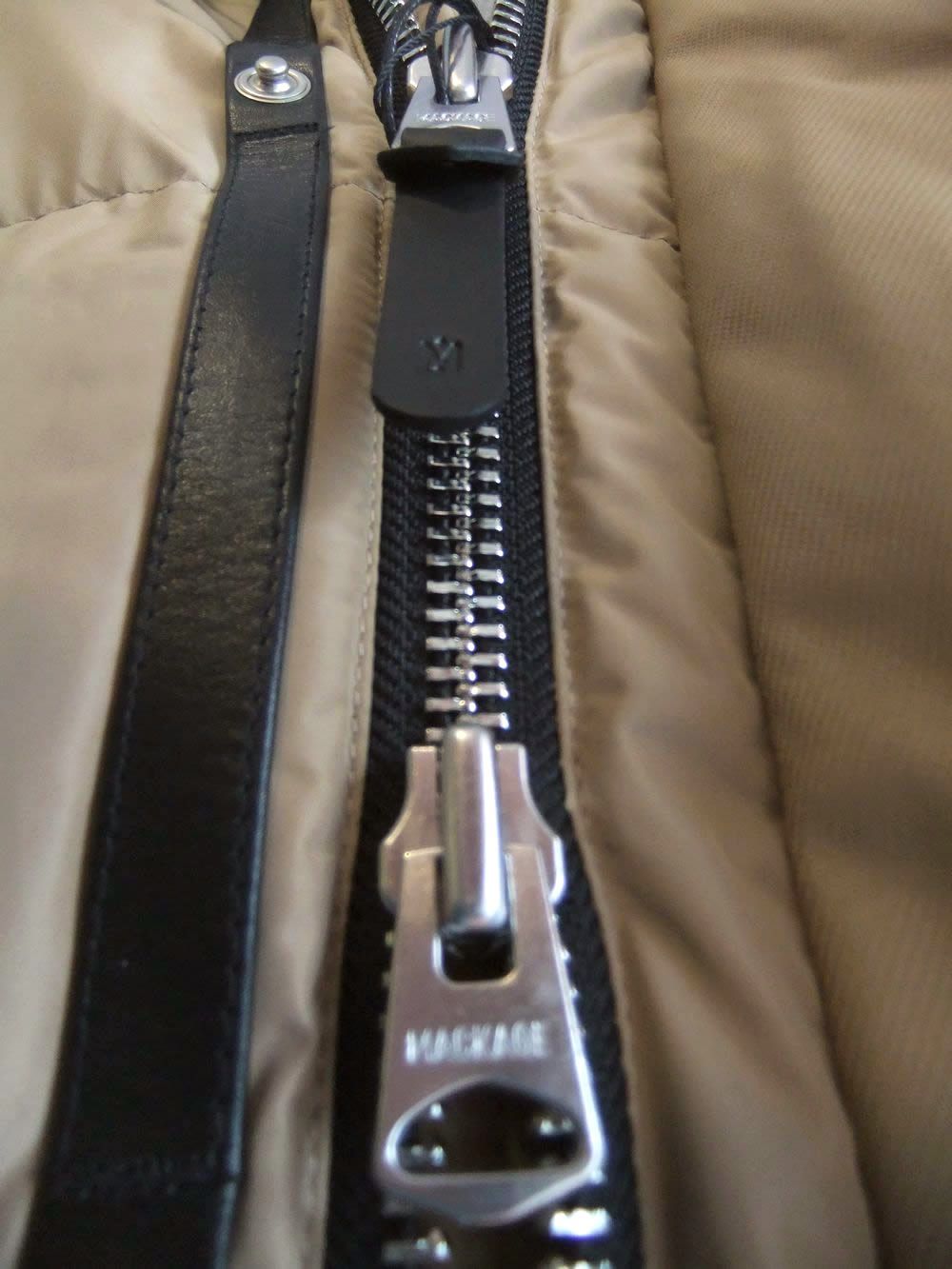 RILEY  (キャメル)   フーデッドダウンジャケット