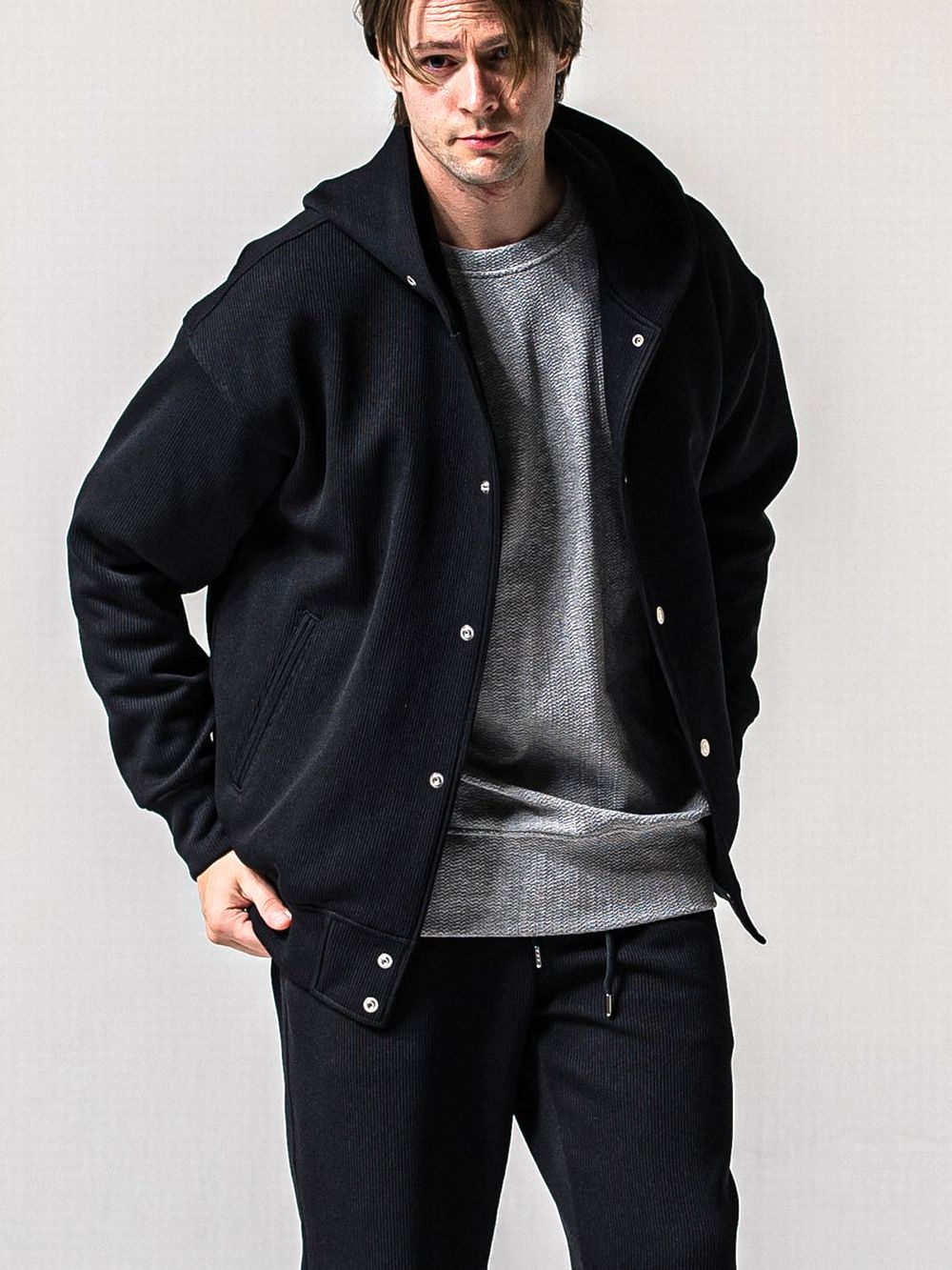 AZE VARSITY HOODIE   (ブラック)  フード付き スタジャン