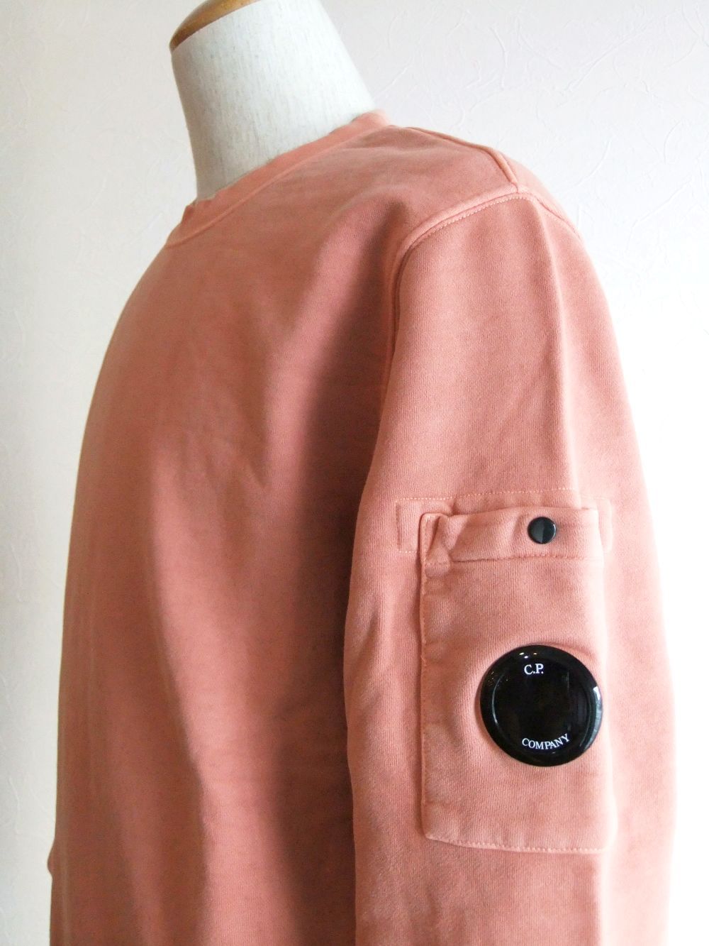 BRUSHED & EMERIZED DIAGONAL FLEECE  SWEATSHIRT  (ピンク) クルーネック スウェットシャツ