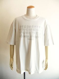 MAISON MARGIELA   (オフホワイト)  エンブロイダー ロゴ Tシャツ