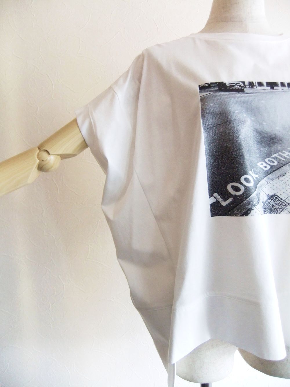フォトプリント フロントスリット コクーン Tシャツ  (ホワイト)  526978