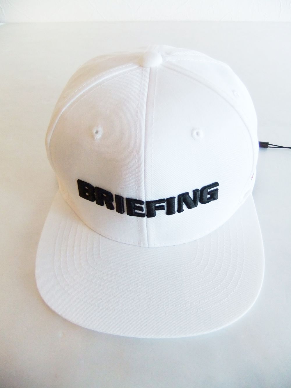 MENS BASIC FLAT VISOR CAP （ホワイト） ロゴ フラットキャップ