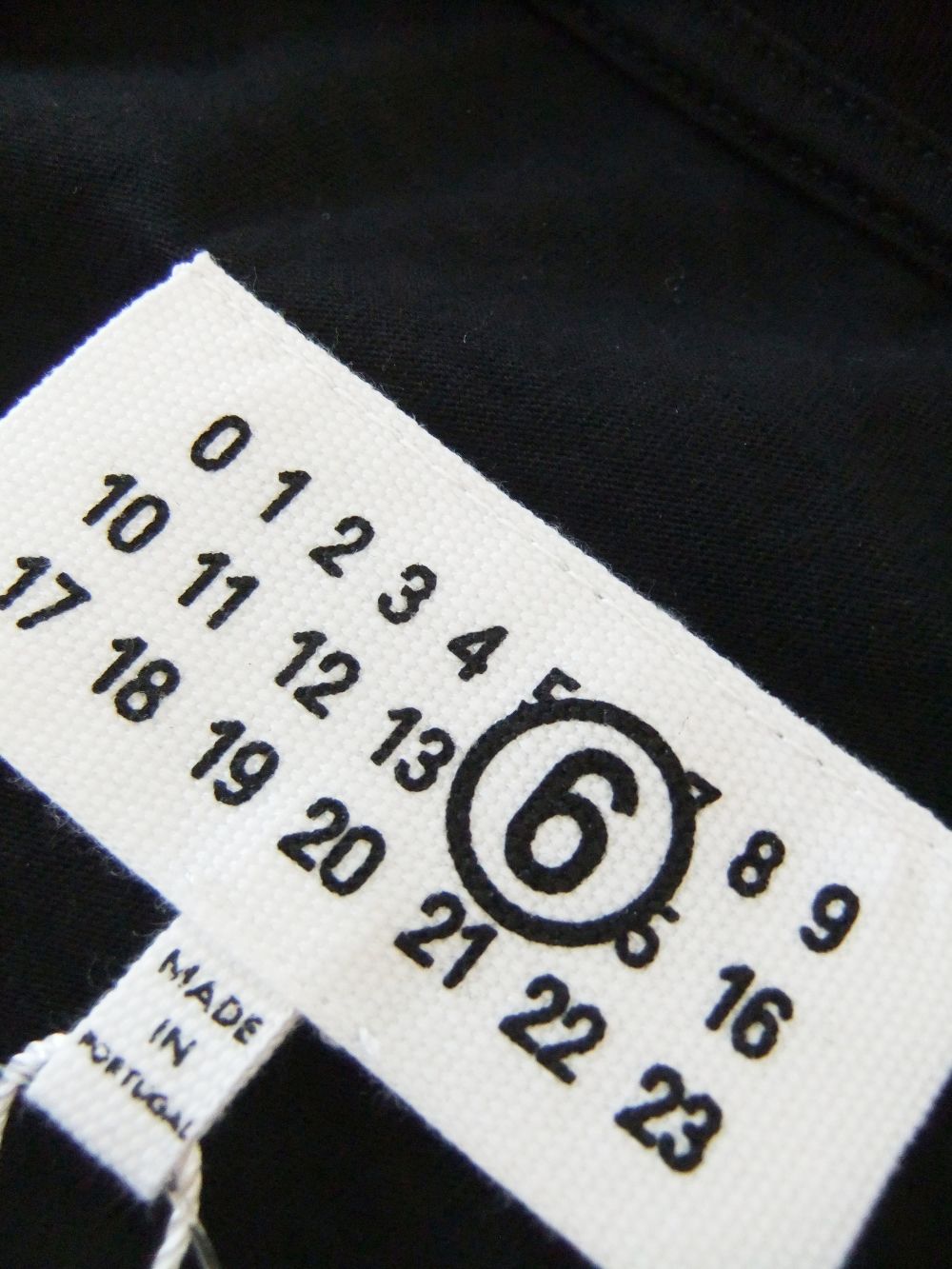 《MM➅》 Maison Margiela  (ブラック)  LOGO PRINT T-SHIRT  ロゴTシャツ