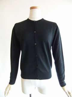 《LADIES》 MILLY  30G ウール クルーネック カーディガン 【MODERN FIT】
