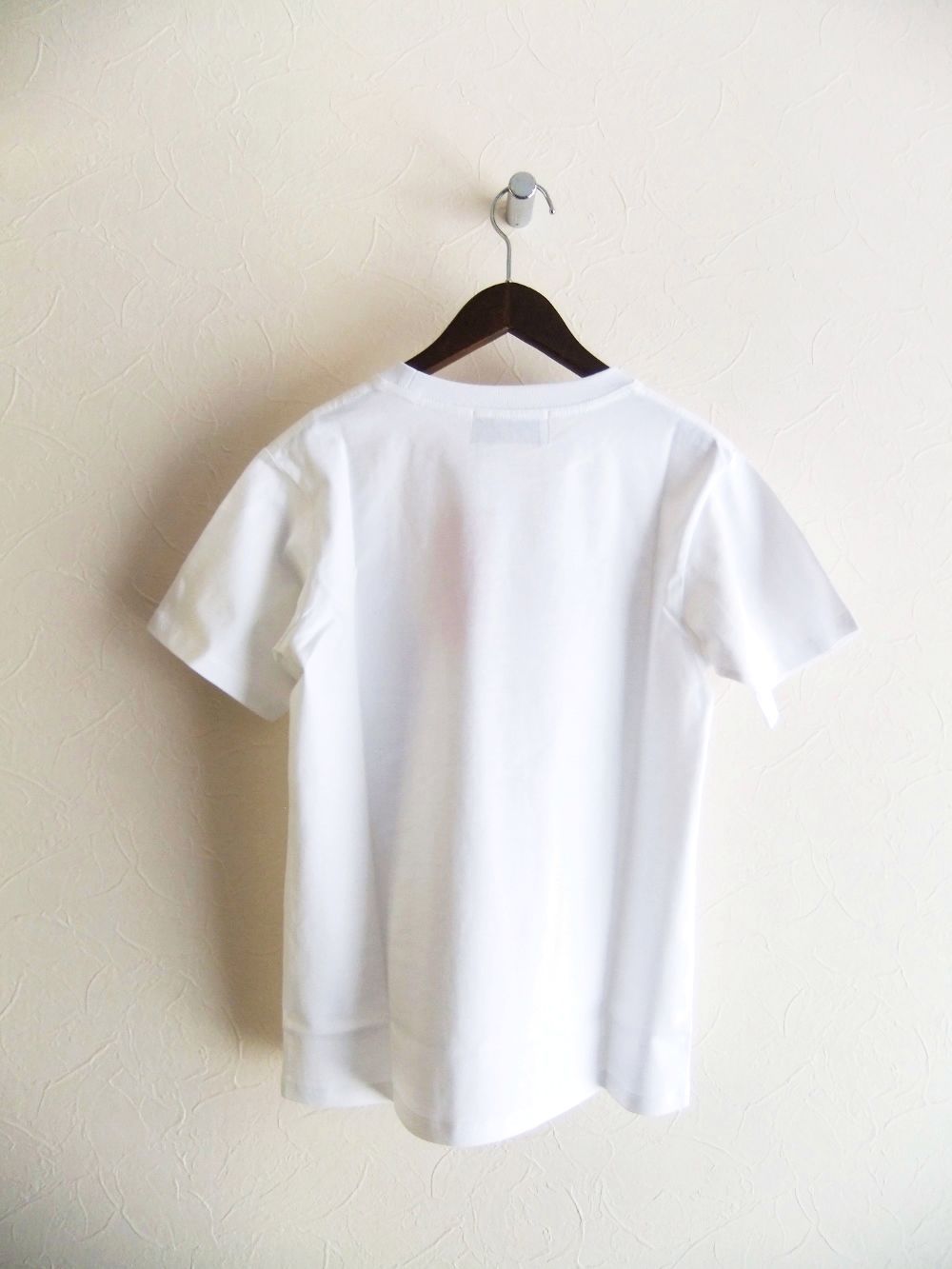 【MICALLE MICALLE Account】 HOMMAGE DORO EL T-SHIRT   (ホワイト)   ロゴ T-SHIRT  MAD115TDB