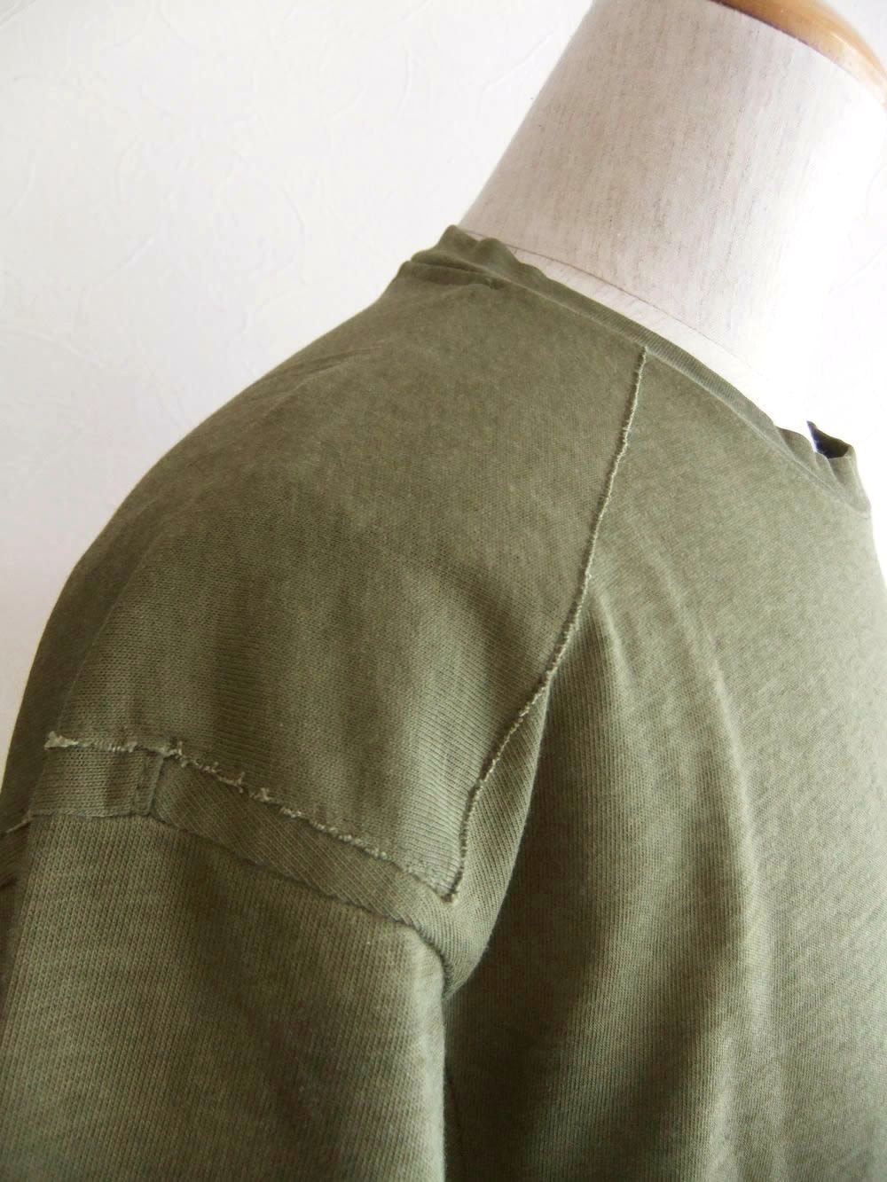 20/1 JERSEY PLATED LOGO T-SHIRT  （ミリタリーグリーン）  ロゴ半袖Tシャツ