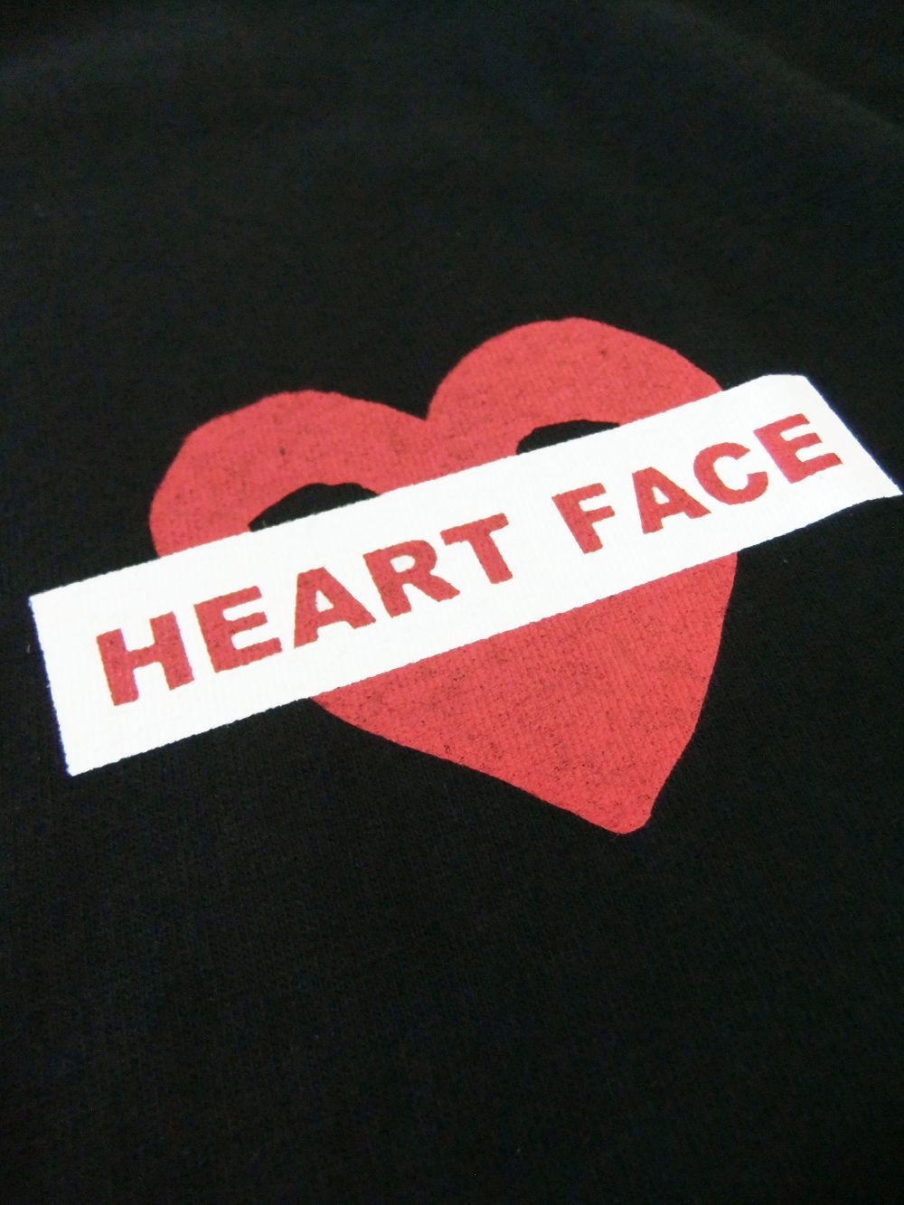 【MICALLE MICALLE Account】 HOMMAGE  HEART FACE T-SHIRT  (ブラック)   ロゴ T-SHIRT   MAB107TCA