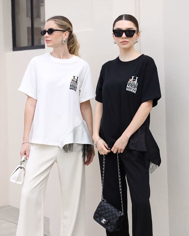 【MICALLE MICALLE Account】 HOMMAGE HIGH HORSE SCARF-HEM T-SHIRT  (ホワイト)  スカーフヘム フリル Tシャツ  MAD114TEB