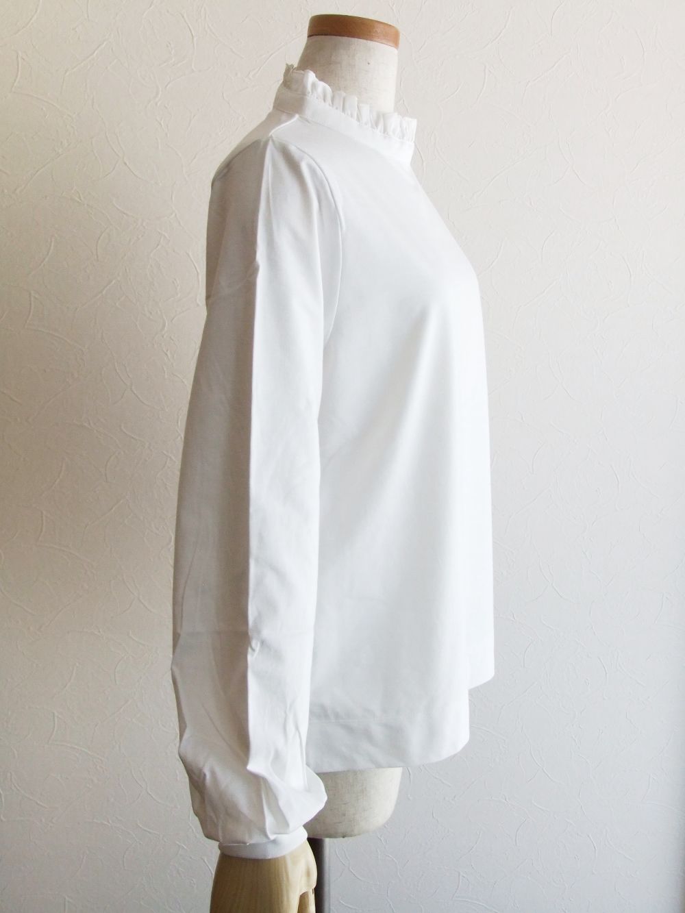 【Klassiek】 フリル付き スタンドカラー ブラウス Tシャツ  （ホワイト） K125502M