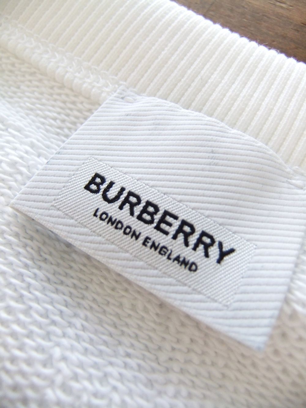 【関税込み】Burberry ホワイト Intarsia EKD スウェットシャツ BURBERRY バーバリー トレーナー EKD ホワイト × 8072758-A1464