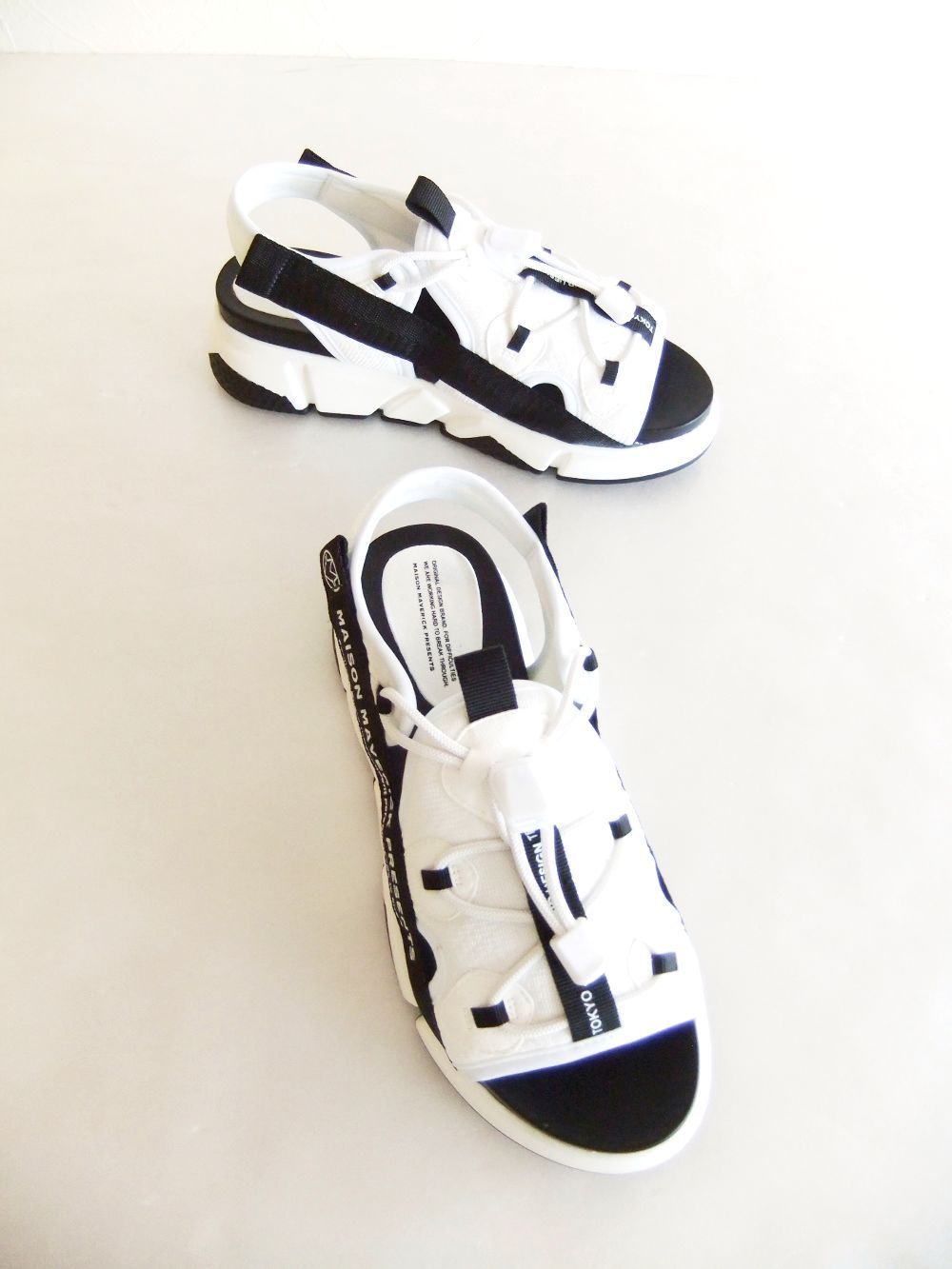 MAISON MAVERICK PRESENTS - LOGO DAD SANDALS SNEAKERS ダッド サンダル スニーカー (ホワイト)  MS2326 | 4.444glad