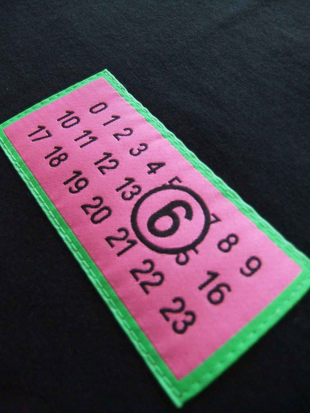 《MM➅》 Maison Margiela  6 LOGO PRINT T-SHIRT (ブラック) ロゴTシャツ