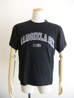 《MM➅》 Maison Margiela  (ブラック)  LOGO PRINT T-SHIRT  ロゴTシャツ