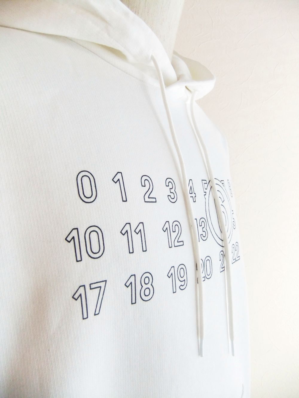 《MM➅》 Maison Margiela  (ホワイト)  ロゴ プルオーバー パーカー