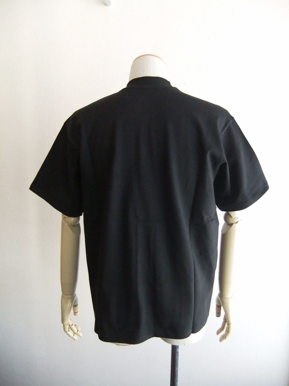 MIYO (ブラック）  ロゴプリント モックネック半袖 Tシャツ