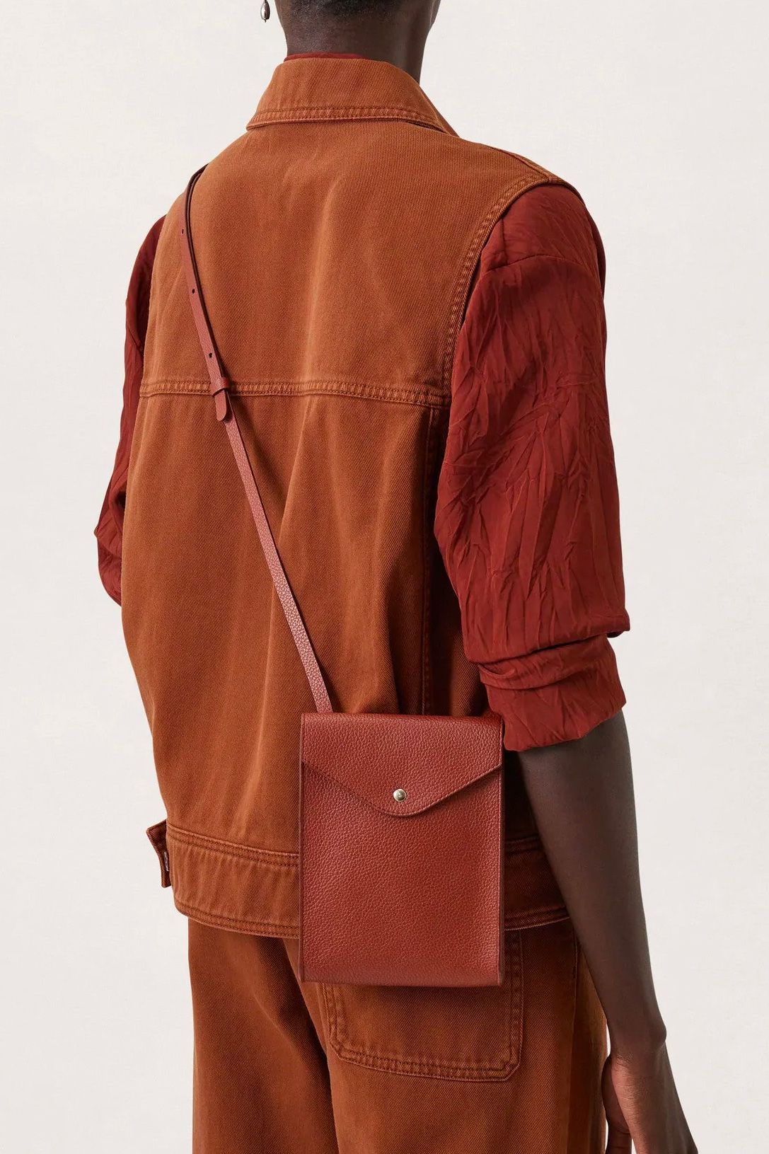 LEMAIRE - ENVELOPPE WITH STRAP(BRICK BROWN) | Acacia ONLINESTORE