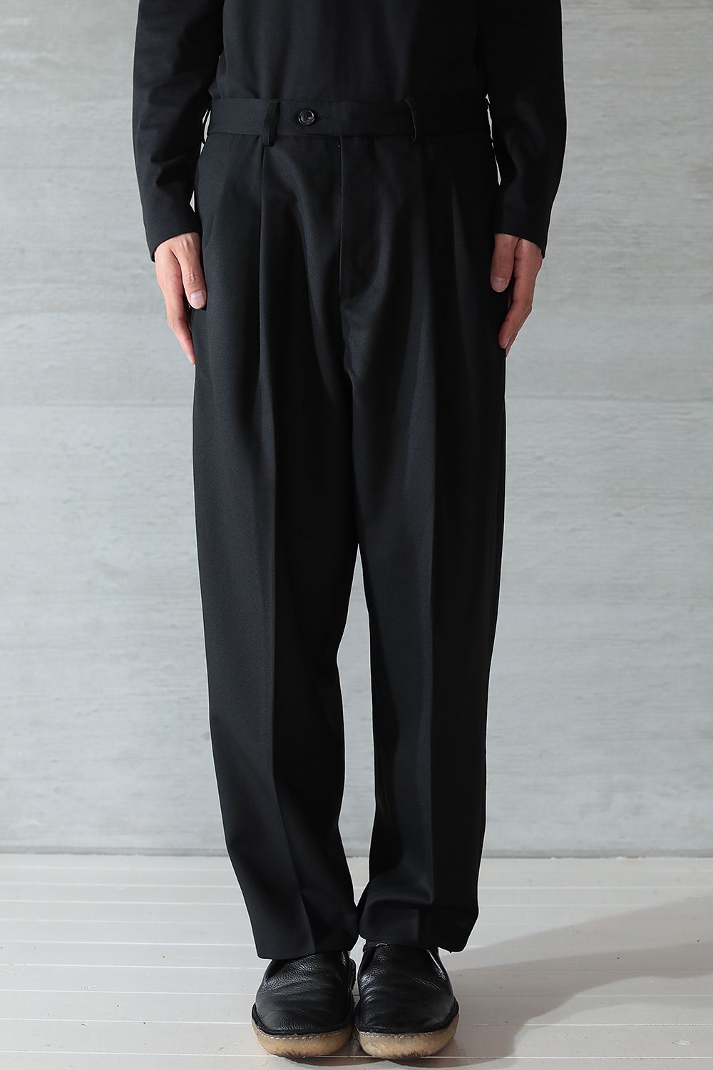 LOWNN - DOUBLE PLEATED TROUSERS(BLACK) | Acacia