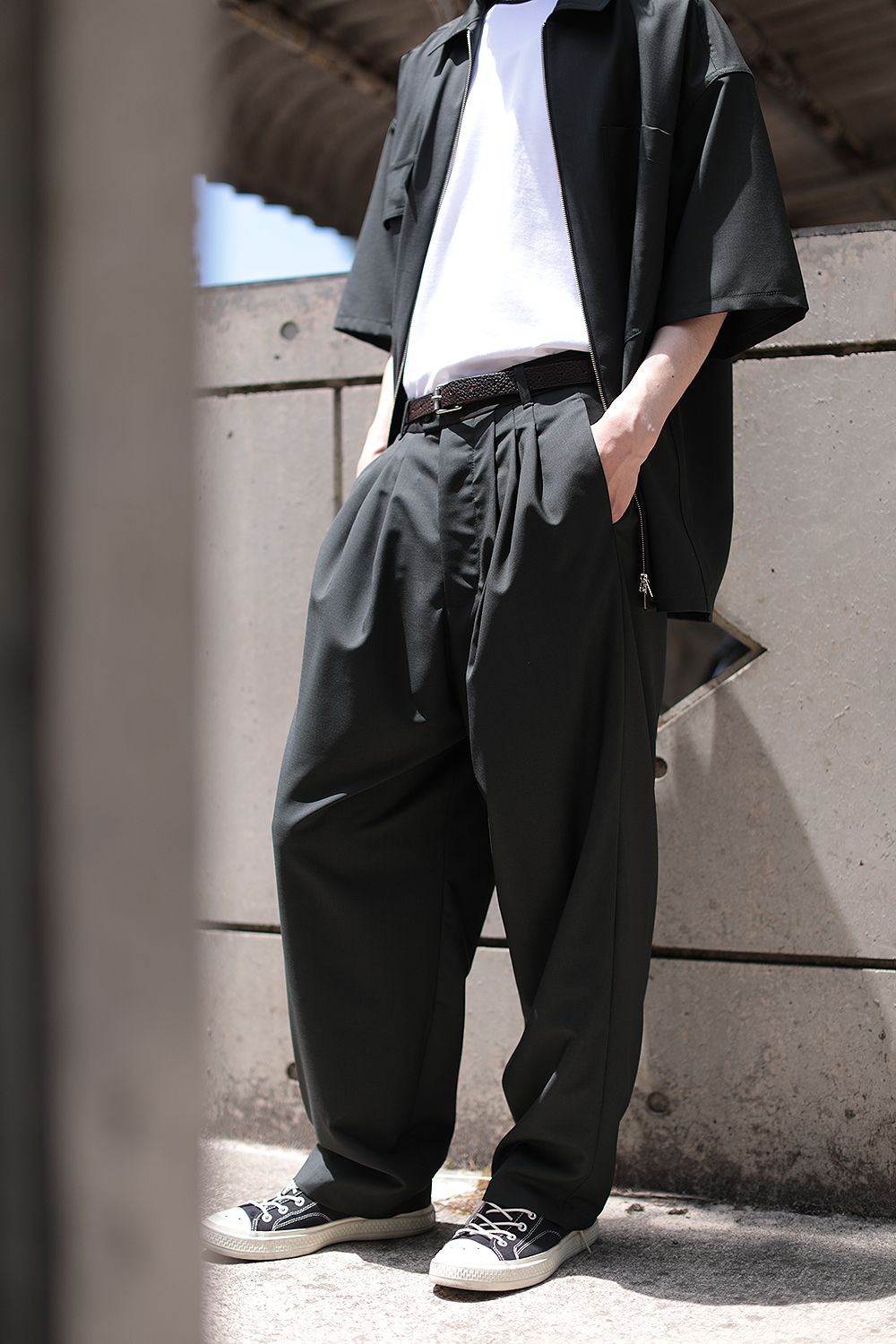 当店人気の限定モデルが再々々入荷☆ 【美品】lownn ローン Neo Pleated wide 新品 ネオ trouser メンズ