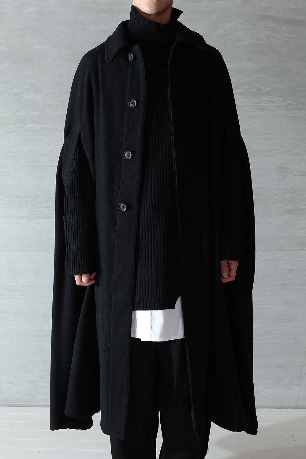 yohji yamamoto - 【yohji yamamoto】N-左前裏プリントマント(BLACK