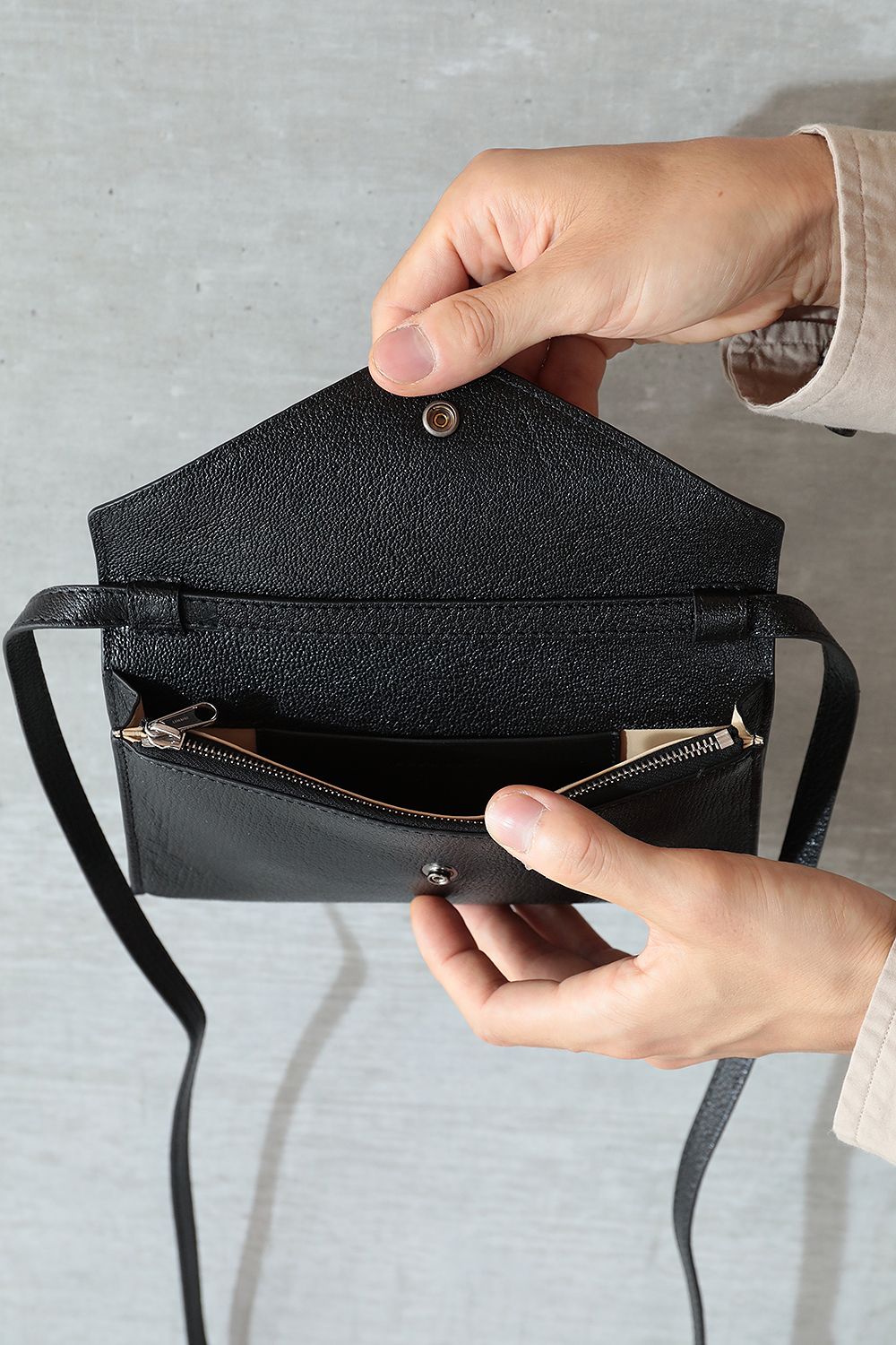 LEMAIRE - 【23AW】ENVELOPPE CONTINENTAL WALLET WITH STRAP(BLACK