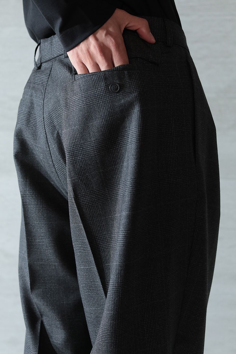 LOWNN DOUBLE PLEATED TROUSERS ダークグレーチェック-