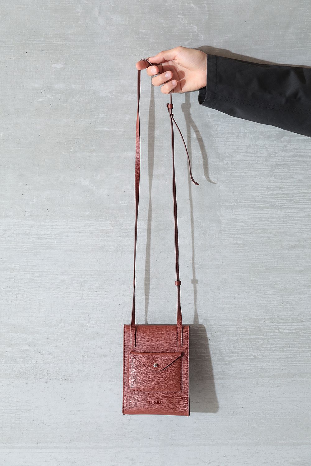 LEMAIRE - ENVELOPPE WITH STRAP(BRICK BROWN) | Acacia ONLINESTORE