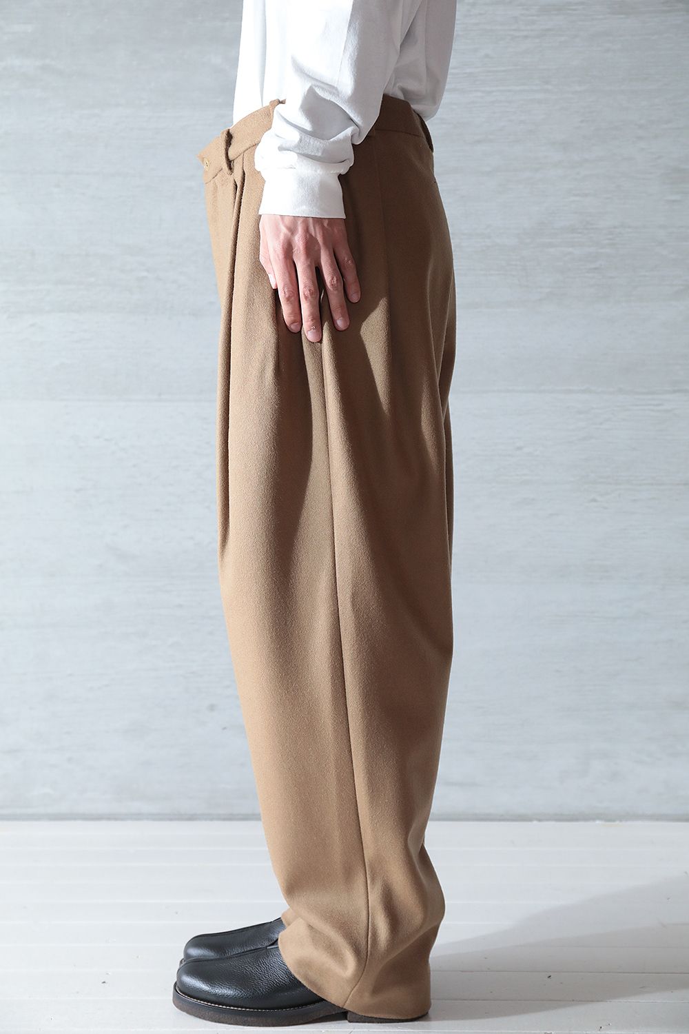 ライトブラウン/ブラック 【6/25まで出品】HED MAYNER / 4 PLEAT PANTS