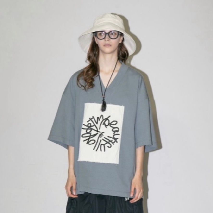 【再販売通知受付可能】MBLプリントVネックTee