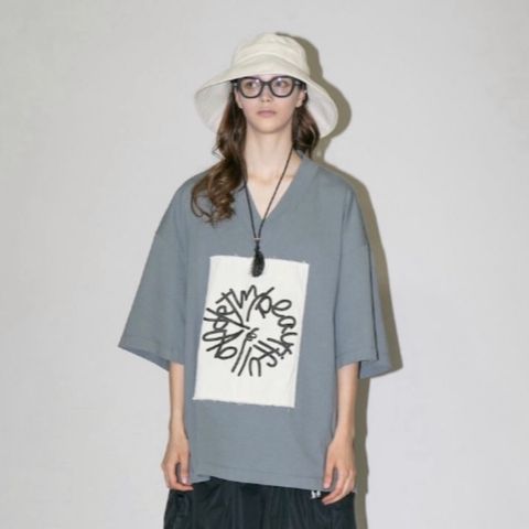 【再販売通知受付可能】MBLプリントVネックTee