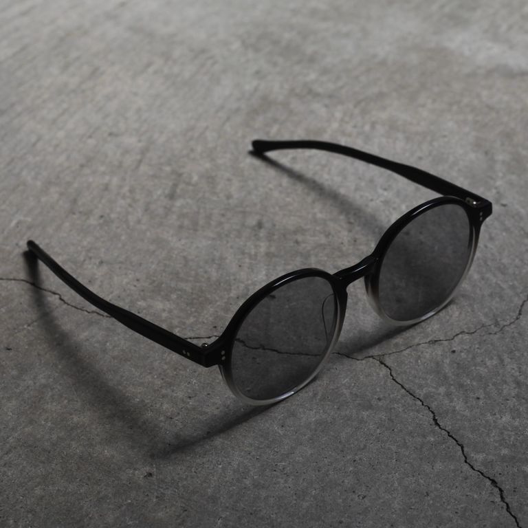 レンズ : LIGHT GREY