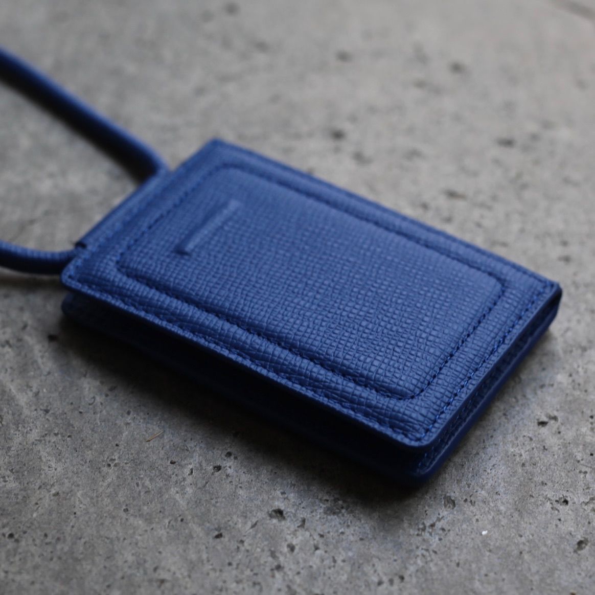 【残り一点】レザーストラップ付カードケース(LAPIS BLUE)