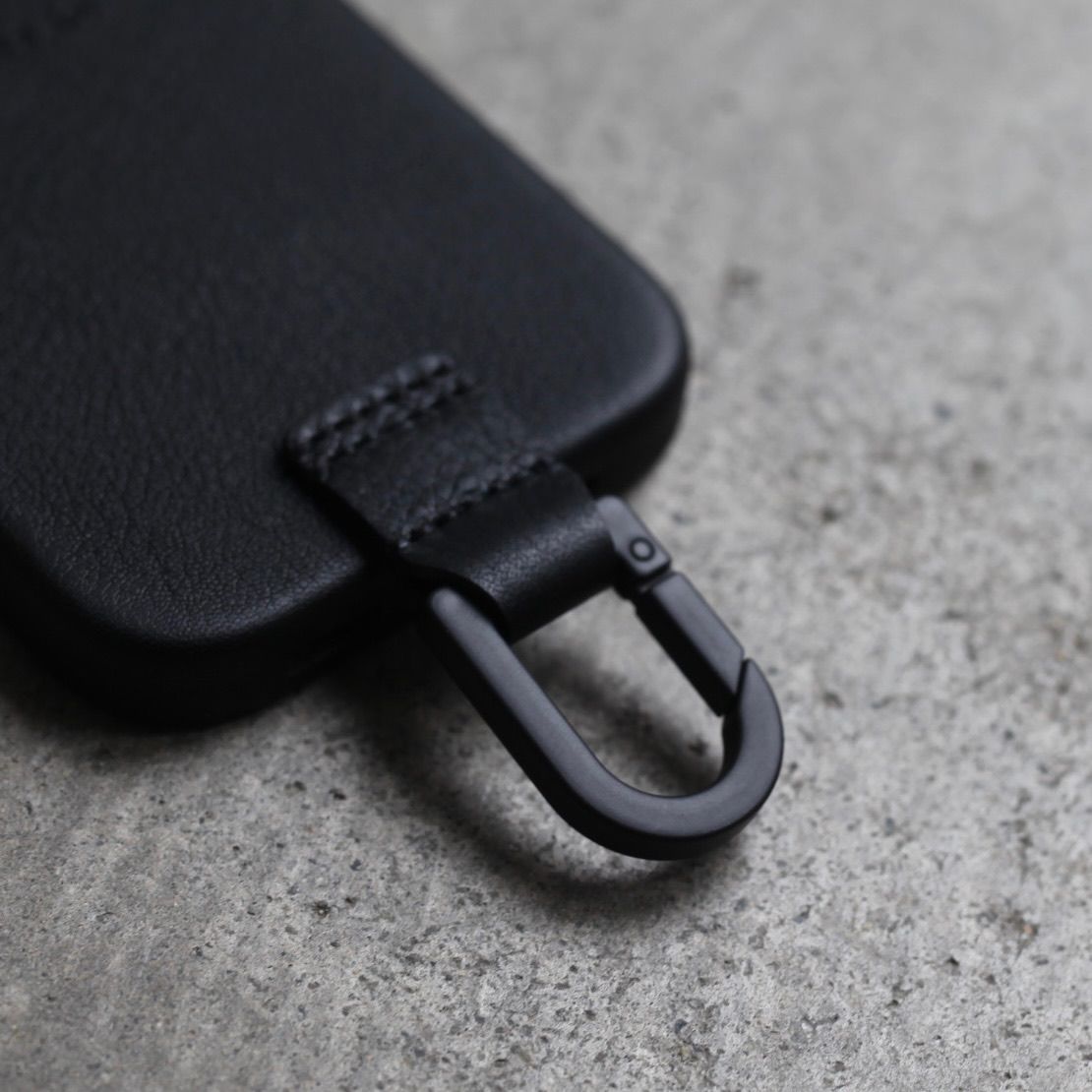 【残り一点】カラビナ付iPhoneケース(BLACK)