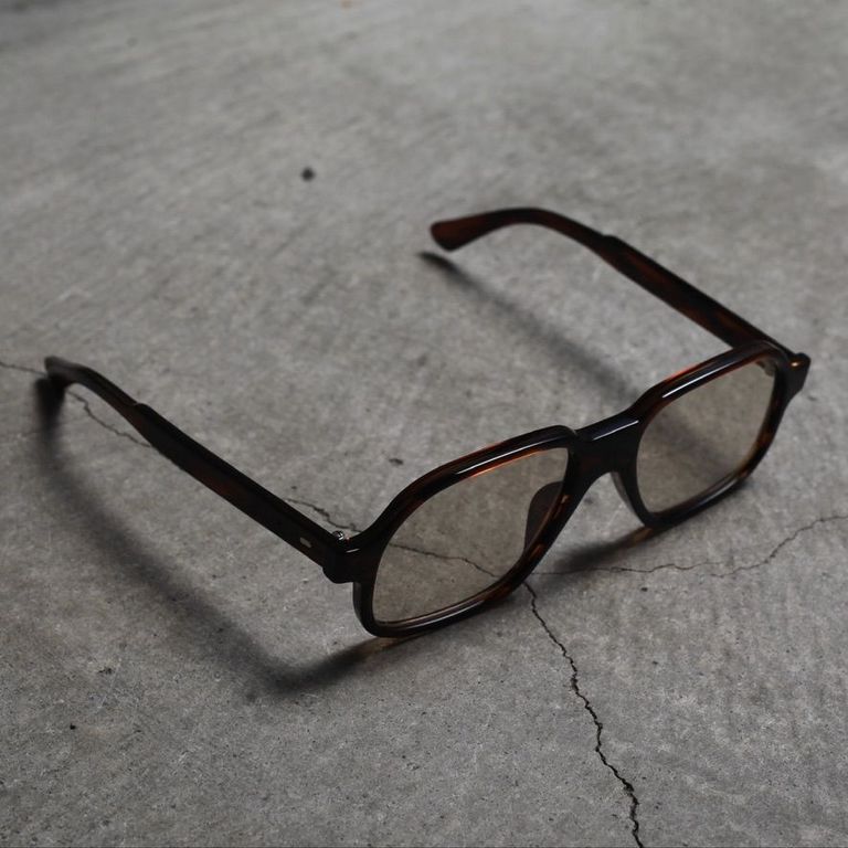 レンズ : LIGHT BROWN