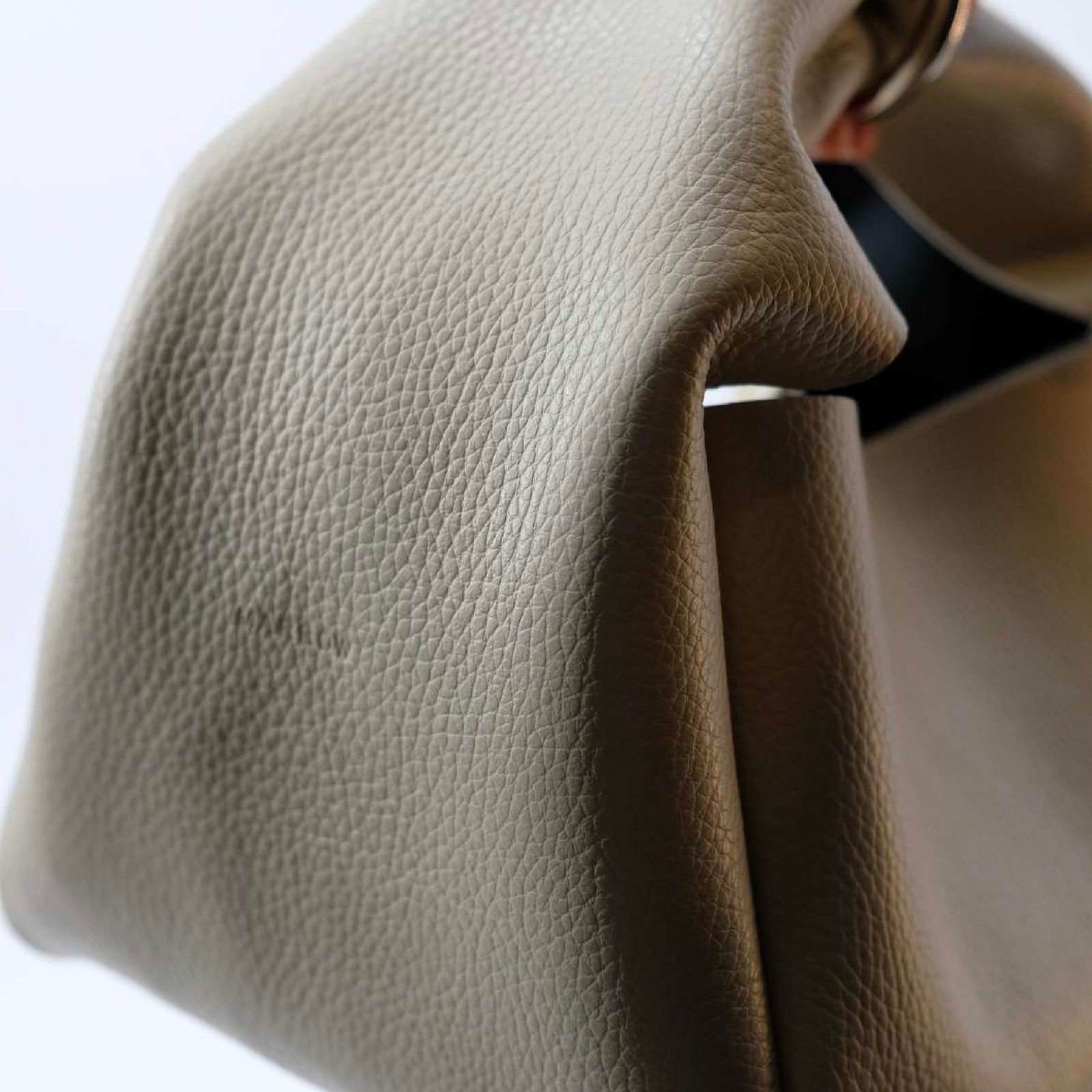 【残りわずか】Cube Ring Muff
