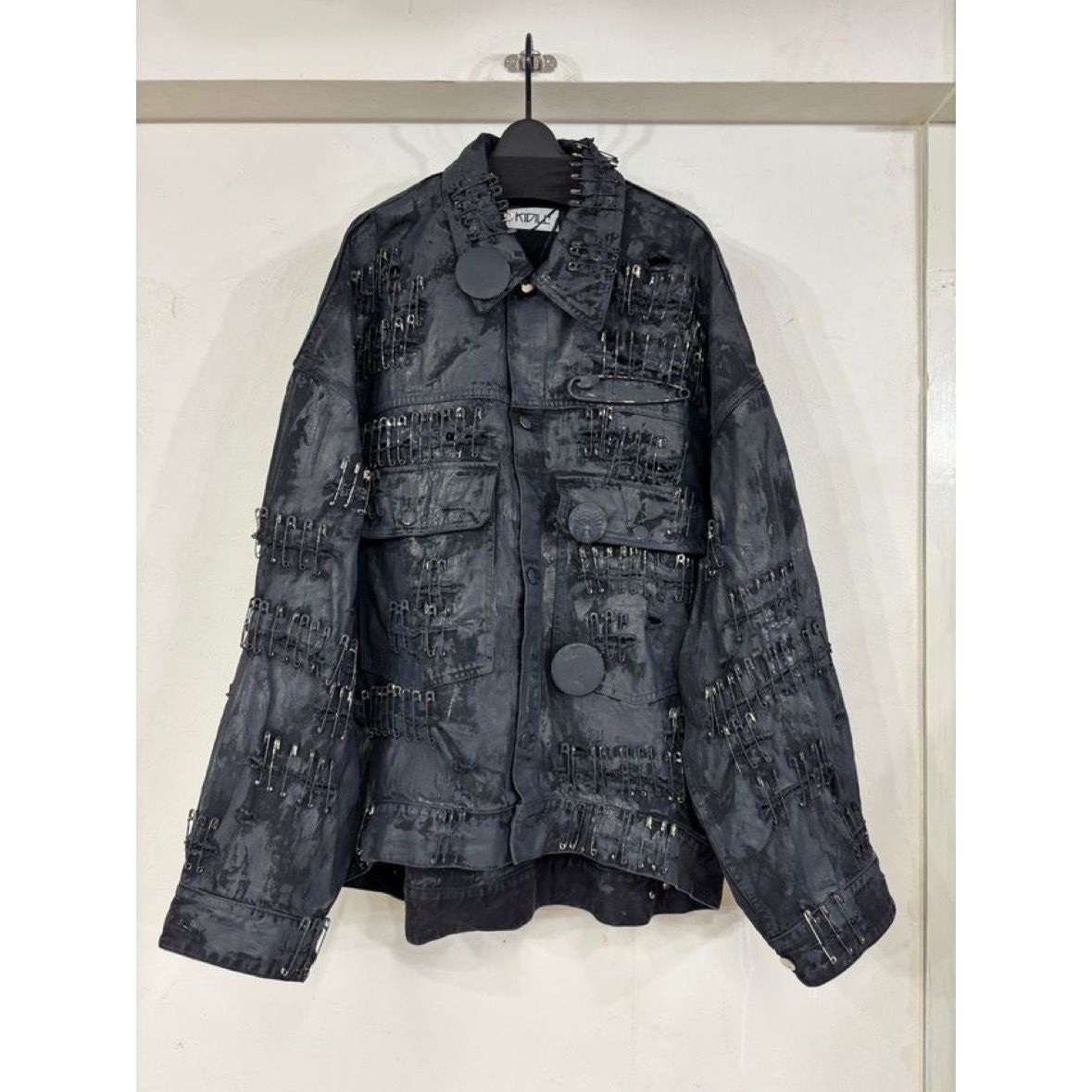 【残り一点】Crack Paint Safety Pin Denim Jacket