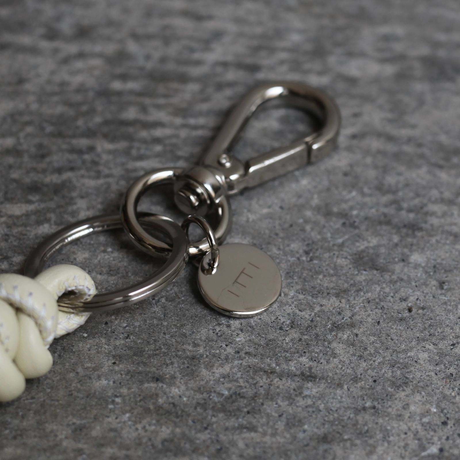 ITTI (イッチ) | CRISTY SNAKEKNOT CHARM BK / STCOW