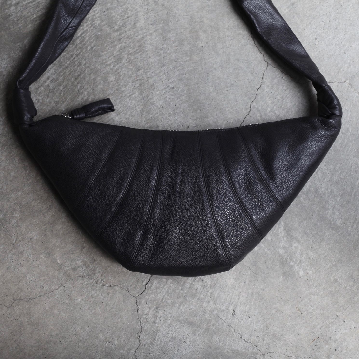 ◆LEMAIRE◆ スモール Croissant レザー バッグ Small Croissant Soft Bag in Black | LEMAIRE