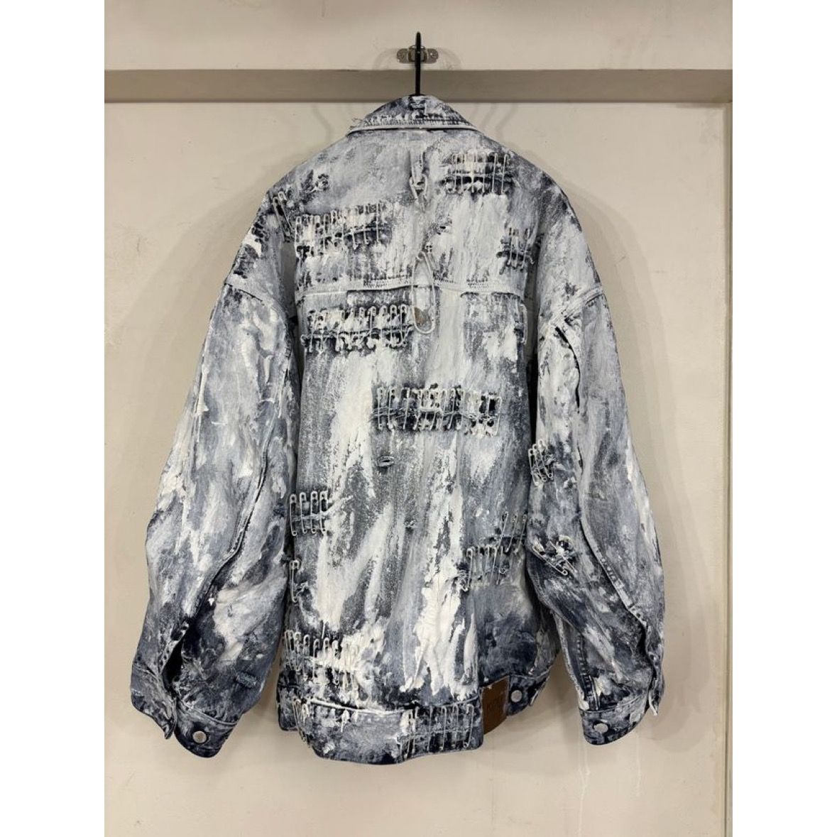 【残り一点】Crack Paint Safety Pin Denim Jacket