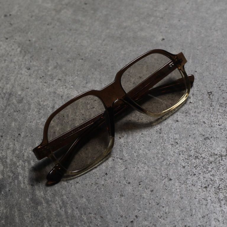 レンズ : LIGHT BROWN