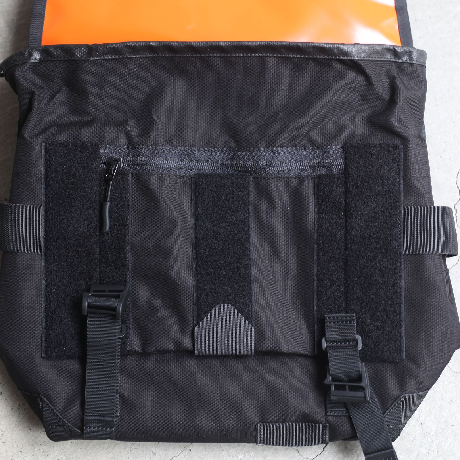 【再販売通知受付可能】Messenger Bag (KINKY)