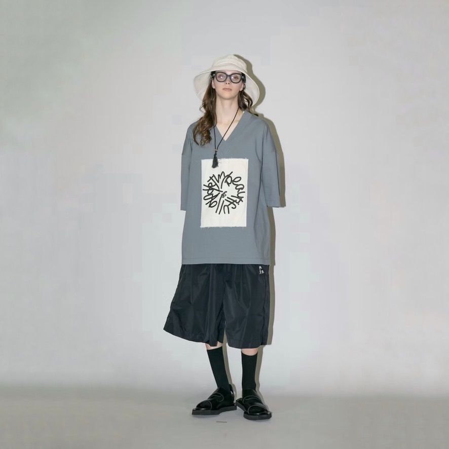 【再販売通知受付可能】MBLプリントVネックTee