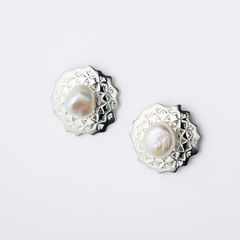 【お取り寄せ注文可能】Teuchi Pearl Concho Earrings(両耳用）