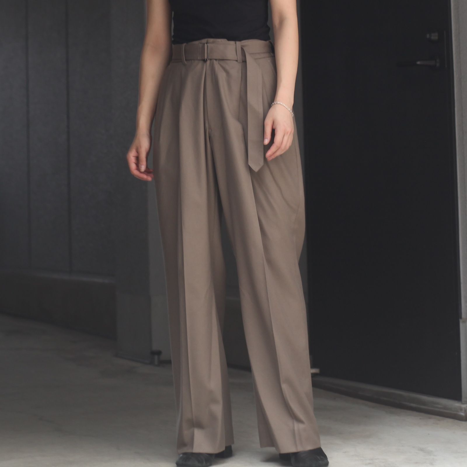 YOKE (ヨーク) BELTED 2TUCK WIDE TROUSERS | myglobaltax.com