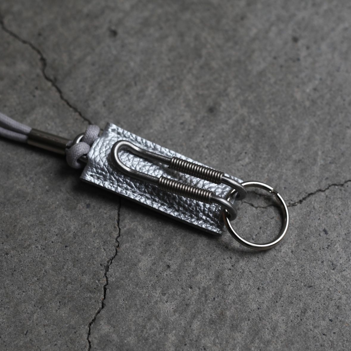 【残り一点】Spring Clip Neck Holder(CLIX_PEBBLE GRAIN)