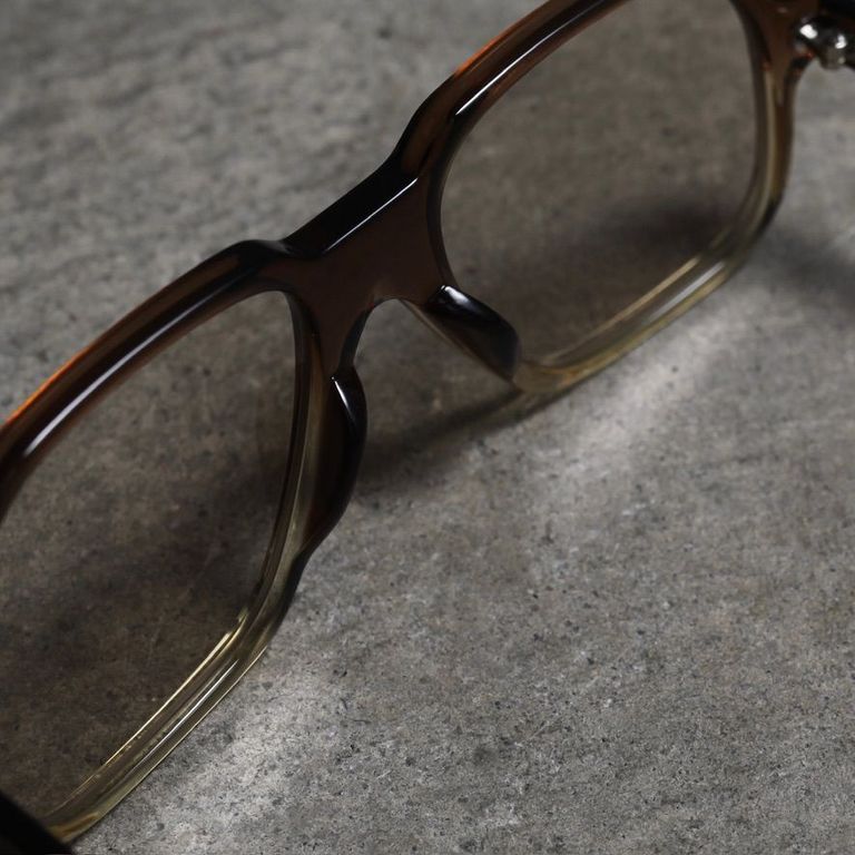 レンズ : LIGHT BROWN